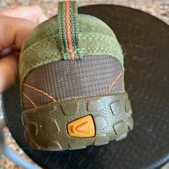 Keen hiking shoes in green and brown with orange stitching. - Picture 6 of 12